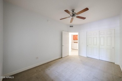 Beautiful 2 bed + den condo in the heart of Toscana, offering a - photo 15