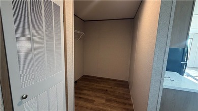 New- Ready to move in! Large open floor plan. Roomy bedrooms - photo 5