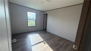 New- Ready to move in! Large open floor plan. Roomy bedrooms - photo 6