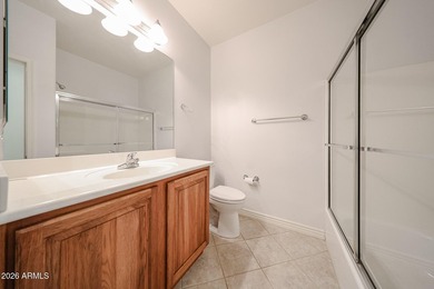 Beautiful 2 bed + den condo in the heart of Toscana, offering a - photo 17