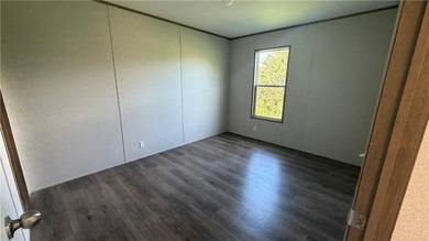 New- Ready to move in! Large open floor plan. Roomy bedrooms - photo 7