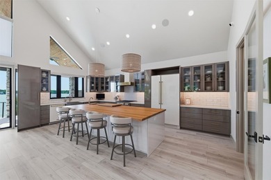 Welcome to this stunning gated 3-bedroom, 3-bathroom lake home - photo 17