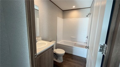 New- Ready to move in! Large open floor plan. Roomy bedrooms - photo 8