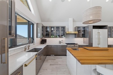 Welcome to this stunning gated 3-bedroom, 3-bathroom lake home - photo 18