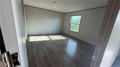 New- Ready to move in! Large open floor plan. Roomy bedrooms - photo 9