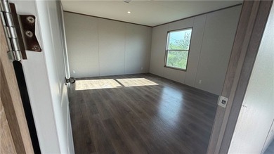 New- Ready to move in! Large open floor plan. Roomy bedrooms - photo 10