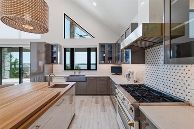 Welcome to this stunning gated 3-bedroom, 3-bathroom lake home - photo 20