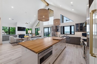 Welcome to this stunning gated 3-bedroom, 3-bathroom lake home - photo 21