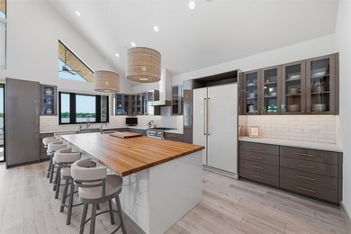 Welcome to this stunning gated 3-bedroom, 3-bathroom lake home - photo 22