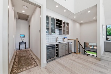 Welcome to this stunning gated 3-bedroom, 3-bathroom lake home - photo 23