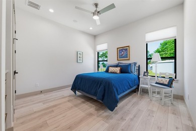 Welcome to this stunning gated 3-bedroom, 3-bathroom lake home - photo 24