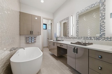 Welcome to this stunning gated 3-bedroom, 3-bathroom lake home - photo 27