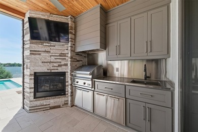 Welcome to this stunning gated 3-bedroom, 3-bathroom lake home - photo 30