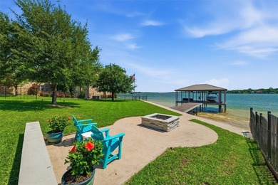 Welcome to this stunning gated 3-bedroom, 3-bathroom lake home - photo 34