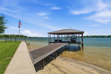 Welcome to this stunning gated 3-bedroom, 3-bathroom lake home - photo 35