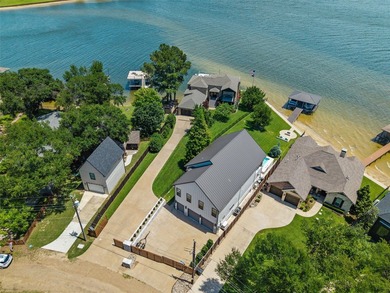 Welcome to this stunning gated 3-bedroom, 3-bathroom lake home - photo 37