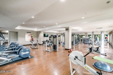 Beautiful 2 bed + den condo in the heart of Toscana, offering a - photo 38