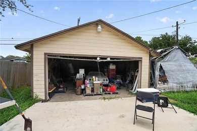 Charming three bed, two bath home with wood floors throughout - photo 7