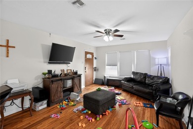 Charming three bed, two bath home with wood floors throughout - photo 8