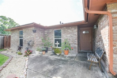 PRICE IMPROVEMENT!! Welcome home to this beautiful 3-bedroom - photo 4