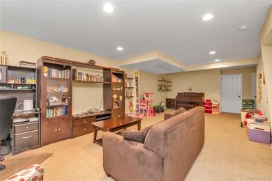 Welcome to Manhasset! Move right into this beautiful Split level - photo 11