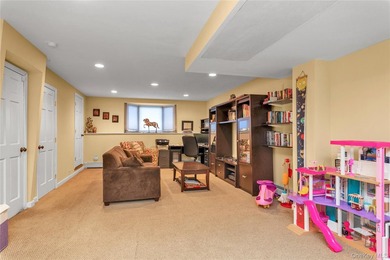 Welcome to Manhasset! Move right into this beautiful Split level - photo 12