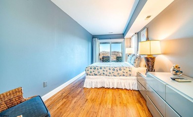 Beautifully updated 4-bedroom, 2.5-bath BEACHFRONT Townhouse - photo 16