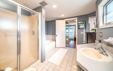 Beautifully updated 4-bedroom, 2.5-bath BEACHFRONT Townhouse - photo 21