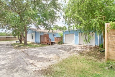 Adorable bungalow tucked away on a private street just moments - photo 1