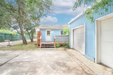 Adorable bungalow tucked away on a private street just moments - photo 3