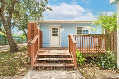 Adorable bungalow tucked away on a private street just moments - photo 4