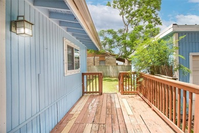 Adorable bungalow tucked away on a private street just moments - photo 5