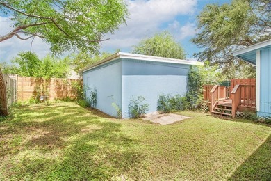 Adorable bungalow tucked away on a private street just moments - photo 6
