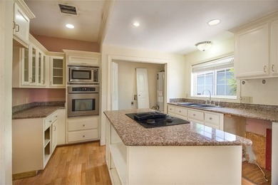 Adorable bungalow tucked away on a private street just moments - photo 9