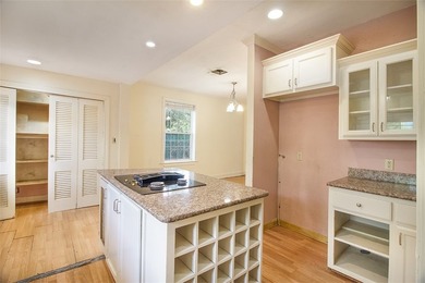 Adorable bungalow tucked away on a private street just moments - photo 10