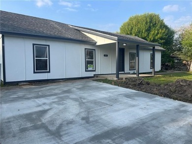 GREAT INCOME PRODUCING DUPLEX, BOTH UNITS HAVE 2 BEDS AND A BATH - photo 2