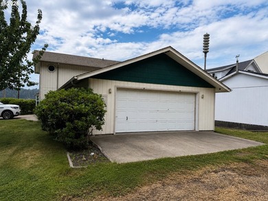 Custom-built home with beautiful river views and quality - photo 2