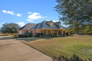 Welcome to this move-in ready, Acadian style home, featuring 5 - photo 3