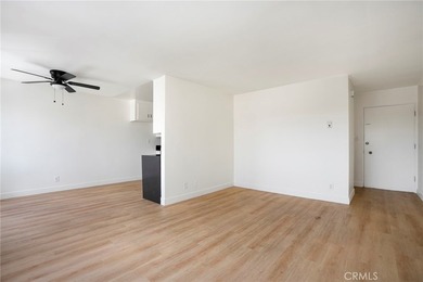 Experience Long Beach living in this sun-drenched, top-floor - photo 11