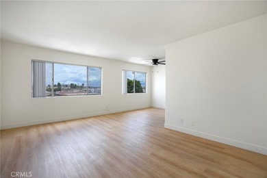 Experience Long Beach living in this sun-drenched, top-floor - photo 12