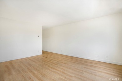 Experience Long Beach living in this sun-drenched, top-floor - photo 14