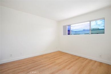 Experience Long Beach living in this sun-drenched, top-floor - photo 16