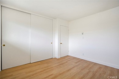 Experience Long Beach living in this sun-drenched, top-floor - photo 17