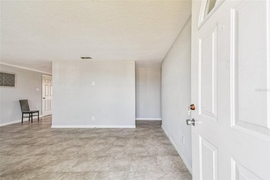 This charming WATERFRONT move-in-ready 2-bedroom home in Hudson - photo 4