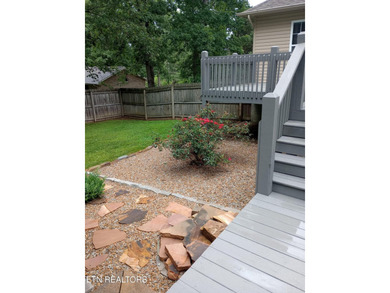 Beautiful all brick home on large lot in great neighborhood with - photo 29