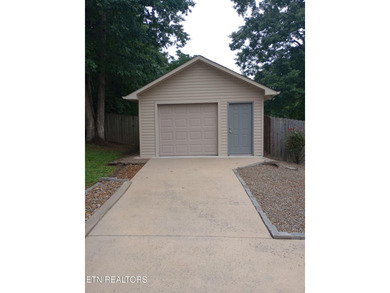 Beautiful all brick home on large lot in great neighborhood with - photo 32