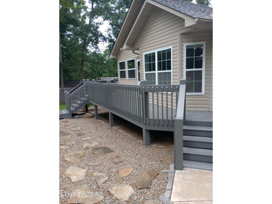 Beautiful all brick home on large lot in great neighborhood with - photo 39