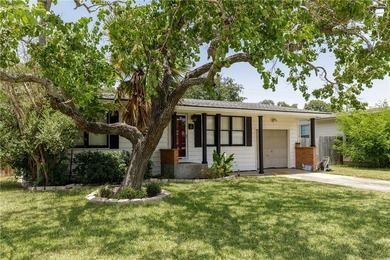 Great big, beautifully shaded back yard with an oversized - photo 3