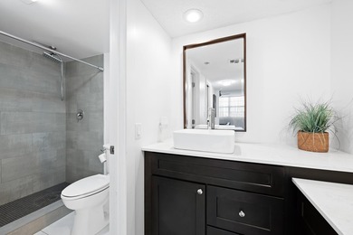 Stunning completely renovated spacious 3/2.5 *F* Model unit in - photo 12