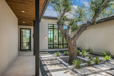 Set within the private gates of Summit Rock in Horseshoe Bay - photo 2